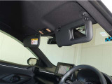身だしなみチェックに便利なバニティミラーを運転席側にご用意。