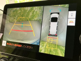 後方映像に加えて車両周辺の俯瞰表示も確認でき、駐車時の周囲の把握をサポートします。画面上のガイド線も目安になり、停車位置を確認しやすい装備です。