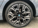 【BMWアロイホイル】軽量かつ強度に拘ったアロイホイル。走行性能ポテンシャルを引き出す設計。車の足元を引き締めてくれる大きなポイントはアロイホイルです。