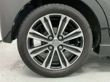【純正アルミホイール】車体に最適化された設計による優れた耐久性と走行性能、そしてデザイン性。特に、足回りの軽量化は加速性能・燃費・乗り心地の向上に繋がり、ブレーキ性能も高めます。