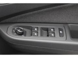パワーウィンドウスイッチ。手探りでも操作しやすく、運転中でも快適に扱えます。