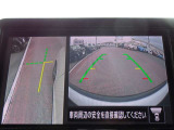 サイドブラインドモニターは、障害物などの確認を補助するシステムです。前進、右左折するときは直接目で周囲の安全を確認し、ゆっくりした速度で運転してください。また、左折時には内輪差に注意してください。