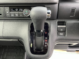 ★シフトレバー★ 手を自然と伸ばしやすいインパネシフト  トランスミッションは、CVT(自動無段変速) 変速ショックのないスムーズな加速とエンジン回転数を効率よく変換する省燃費を両立させています。