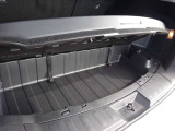フロアの下にも荷物などを収納できるサブトランクも備えています。荷室内で散らかりがちな荷物を整理整頓なんてのもイイですね♪