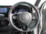 使いやすく安全な操作性と良好な視界を実現した運転席