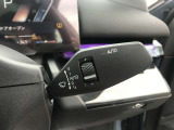 【ドライバーコックピット】人間工学に基づきドライバー中心にすべての操作パネルを設計。ドライバーが直感的に操作できる様にドライバー側にわずかに傾斜。常に運転に最適な姿勢/視線を保つ事が出来ます!