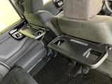 折りたたみ式のシートバックテーブルは限られた空間を有効活用。車内の家族時間をもっと快適に。休憩時のちょっとした小物置に使える、前席背面の格納式テーブルが付いています。
