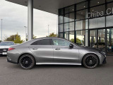 低く伸びるルーフラインが印象的なサイドビュー。4ドアの使いやすさとクーペライクな姿が調和します。