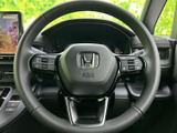 手元に各種スイッチが配置され、運転姿勢を保ちながら必要な機能にアクセスしやすい仕様です。メーター類も視界に入りやすく、運転席まわりで情報を確認しやすいレイアウトです。