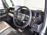 ◆視界広々で非常に運転しやすくロングドライブでも疲れを感じさせないすっきりとまとまったインパネ周りです。