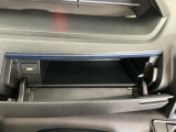 【インパネアッパーボックス】サッと取り出せてサッとしまえる、運転席の目の前にはボックスが装備されております!薄型のボックスティッシュなど収納可能☆