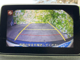 後方の様子を画面で確認でき、ガイドラインが駐車時の目安になります。周囲の安全確認を助ける装備として、車庫入れや駐車スペースへの後退時に役立ち、日常の駐車をサポートします。