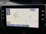 画面に地図と現在時刻が表示され、道路や周辺の目印を確認できます。行き先を設定して出かける際にも見やすく、慣れない場所への移動をサポートします。