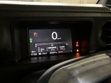 速度やシフト位置、燃料残量など、運転時に確認したい情報がディスプレイにまとまっています。表示がひと目で把握しやすく、必要な情報を確認しながら落ち着いて運転に集中できる装備です。