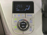 【オートエアコン】一度お好みの温度に設定すれば、車内の温度を検知し風量や温度を自動で調整。暑い&hellip;寒い&hellip;と何度もスイッチ操作をする必要はありません。快適な車内空間には必須の機能ですね♪