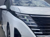 白く光量が高いLEDヘッドライトです☆視認性の高いフォグランプも搭載しており、暗い夜道や、霧などで見えにくい時に視認性の役立ちます♪