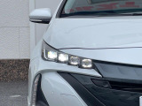 【LEDヘッドライト】悪天候や夜間走行時も良好な視界を確保し安心して運転できる高輝度LEDヘッドライトを装備!点灯速度が早く、消費電力も抑えられています。
