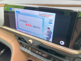 停車中にテレビ番組を視聴でき、休憩時間など車内で過ごす際にも活用できます。画面が大きく、番組の内容を確認しやすい表示で、待ち時間を快適に過ごせます。