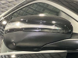 ウィンカー内蔵ドアミラーを開発したのは『メルセデス・ベンツ』です。他車からの視認性が高まり、事故の可能性を低減させています。更に、点灯部分はドライバーの視界に入らないように設計されています。