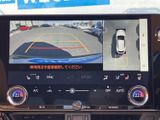 車両後方の映像に加え、車両を上から見た表示も確認でき、駐車時に周囲との位置関係を把握しやすい画面です。画面の案内表示も目に入り、駐車操作をサポートしてくれます。