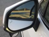 隣車線を走る車両をレーダーで検知し、ドアミラーでは確認しにくい後側方エリアに存在する車両に加え、急接近してくる車両も検知します。車両を検知するとドアミラーに搭載されたLEDインジケーターが点灯します。