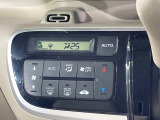 【オートエアコン】一度お好みの温度に設定すれば、車内の温度を検知し風量や温度を自動で調整。暑い&hellip;寒い&hellip;と何度もスイッチ操作をする必要はありません。快適な車内空間には必須の機能ですね♪