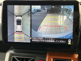 後方の映像に加えて車両周辺の様子も画面で確認でき、駐車時の安全確認をサポートします。ガイド表示を目安に周囲との距離を把握しやすく、狭い場所での切り返しや駐車の際にも心強い装備です。