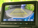 後方の映像とガイド線が画面に表示され、駐車時に周囲との距離を確認する目安として活用できます。車庫入れや狭い場所での後退時に、目視と合わせて役立つ装備です。