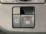 指先だけで簡単に操作が可能な電動パーキングブレーキを採用。「HOLD」スイッチを押すと、渋滞や信号待ちなどでブレーキペダルから足を離しても、ブレーキを保持するので安心です