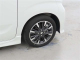 装着タイヤサイズは、165/55R15です。純正アルミホイールを装着しております。