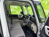 前席はベンチ状のシートで、運転席と助手席の間にもゆとりを感じる室内空間です。大きな窓から外の様子を確認しやすく、明るい内装色と落ち着いたシートが毎日の移動を快適に支えます。