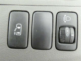 片側電動スライドドアのスイッチ付です。車内からもスイッチひとつで楽にドアの開閉が可能です。電動なので開閉時に力を使う必要がなく、半ドアになることもありません!