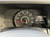 速度計とディスプレイが運転席前にまとまり、走行時に必要な表示を確認しやすい配置です。シフト位置や時刻なども目に入り、運転中の情報確認をサポートします。