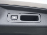 【パワーテールゲート】スマートキーや運転席のボタンを押すだけでリアゲートが自動で開閉します。荷物を持っている時や、高い位置にあるバックドアを閉める際に便利な機能です。