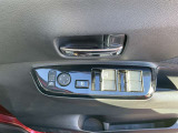 パワーウインドウスイッチ★電動格納機能付きで運転席からドアミラーの角度が調整可能です。電動格納機能付きです♪