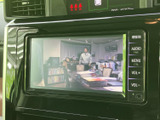 停車中にテレビ番組などの映像を楽しめる画面を備えています。操作部と表示が一体になった構成で、休憩時に見たい番組を選びやすく、車内で過ごす時間をより有効に活用できます。