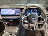 【ハンドル】ドライバーとBMW車の一体感がダイレクトに伝わるステアリングホイール。形状・太さへの拘りに加えて、操作性を高める為にスイッチ類も配置。クイックかつ安定のドライビングを体感下さい!