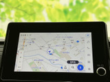 地図を画面いっぱいに表示し、周辺の道路や施設を確認しやすい構成です。目的地設定など日々のお出かけをサポートし、初めての場所への移動にも役立ちます。