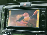 テレビ映像を表示できる画面を備え、停車中の休憩時間に番組を視聴して過ごせます。画面上で映像を楽しめるため、目的地でひと息つきたいときにも活用いただけます。
