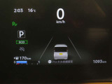 かっこいいメーター内のディスプレイには、車両情報や燃費情報、走行可能距離などの運転をサポートしてくれる便利な情報が!