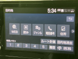 目的地の検索や登録など、ナビゲーションのメニューを画面から選べます。文字とアイコンが並び、必要な項目を確認しやすい表示。行き先を設定したいときも、画面を見ながら操作の流れを把握しやすい装備です。