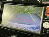 後方の映像にガイド線が重なって表示され、駐車時に車両周辺を確認する際に役立ちます。目視での安全確認とあわせて活用でき、狭い場所での車庫入れも落ち着いて行えます。