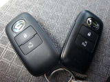 キーフリー(スマートエントリーシステム)鍵を取り出さずドアの施錠解錠・エンジン始動が可能です。