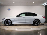 【拘りのFR】BMWが多く採用するFR車。ダイレクトでスポーティな加速感・シャープなハンドリングを実現。縦置きエンジンレイアウトにより、フラットで上質な乗り味です。