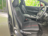 前席は身体を支える形状で、赤い差し色が室内のアクセントになっています。運転席まわりを見渡しやすく、乗り降りの際にも座席の広さや足元の様子をご確認いただけます。