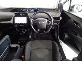 革巻き(合皮製)ステアリングで快適な操作性の運転席です。