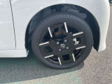165/55R15インチタイヤ&アルミホイルが装着されています。