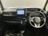 使いやすいレイアウトのダッシュボード周辺です。オートエアコンや小物入れなど嬉しい装備が満載です。