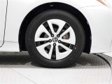 樹脂キャップ付きアルミホイールを装備、タイヤサイズは195/65R15です。