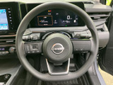 手元のスイッチ類がまとまり、運転姿勢を保ちながら各種操作にアクセスしやすい設計です。握りやすい形状で、日々の運転をサポートする実用的な装備となっています。